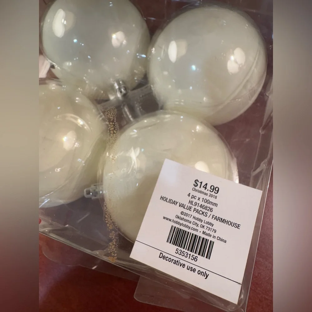 NEW w TAGS 🏷️ 4 Pack- “MERRY” Black, White Holiday Ornaments (In Box)